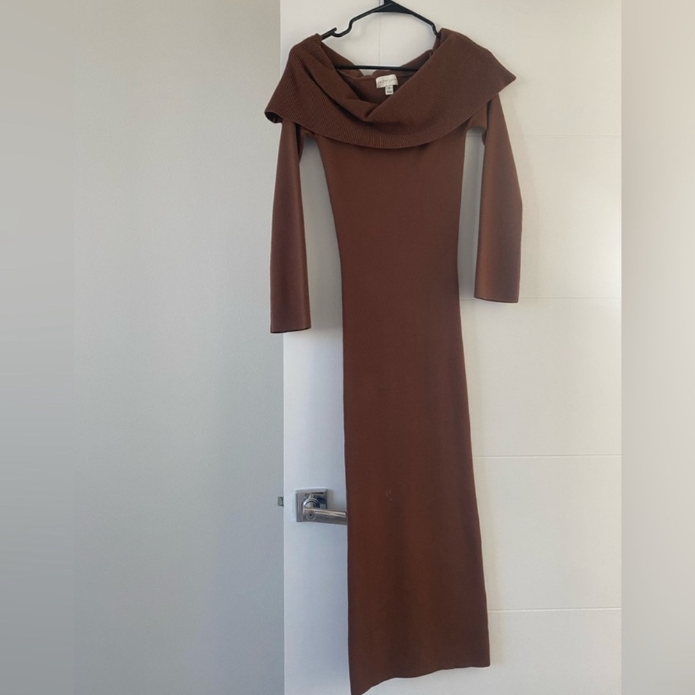 BLOGGERS FAVORITE 
Pretty Lavish off the shoulder Dress - Picture 3 of 3
